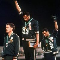 O homem branco naquela fotografia