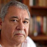 Pela esquerda, de olhos abertos