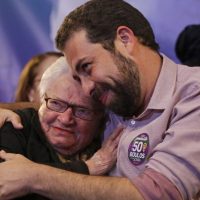 Impulsionar a democracia para forçar a transformação