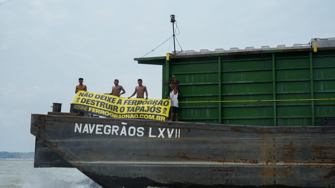 Em meio à seca, indígenas protestam contra projeto da Ferrogrão e denunciam impactos da exportação de soja no rio Tapajós (Pará, 2024, Foto: Priscila Tapajoara)