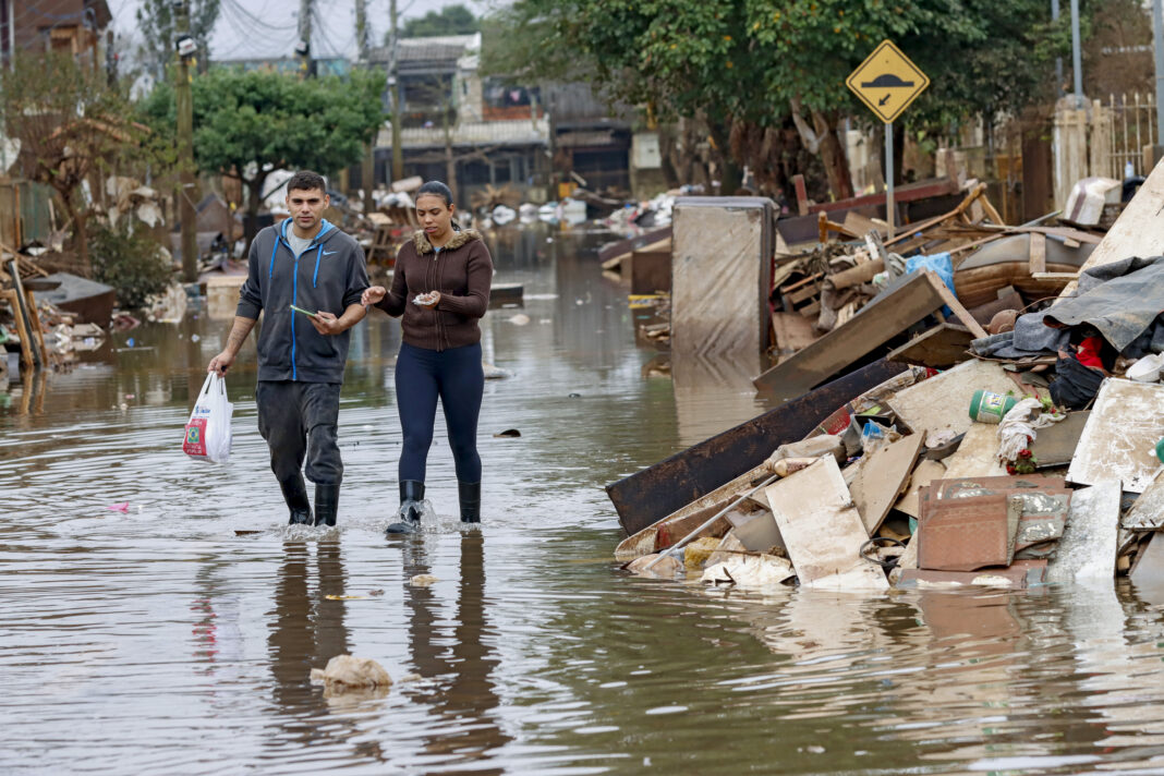 Porto Alegre (RS), 20/06/2024 - Moradores em rua alagada pela enchente no município de Eldorado do Sul. Foto: Bruno Peres/Agência Brasil