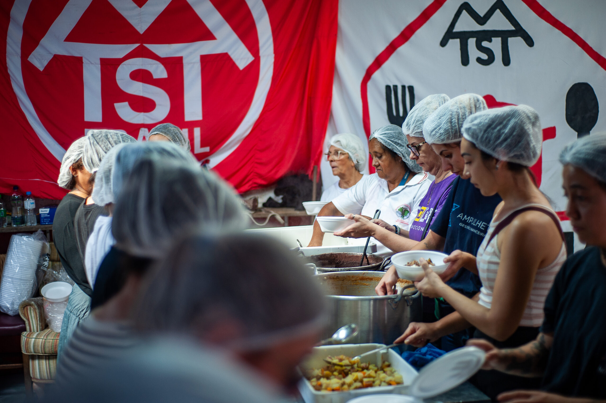 Cozinha Solidária da Azenha chegou a distribuir 4 mil refeições diárias durante a crise das enchentes (Porto Alegre, 2024, Foto: Comunicação MTST RS / Marco Faria)
