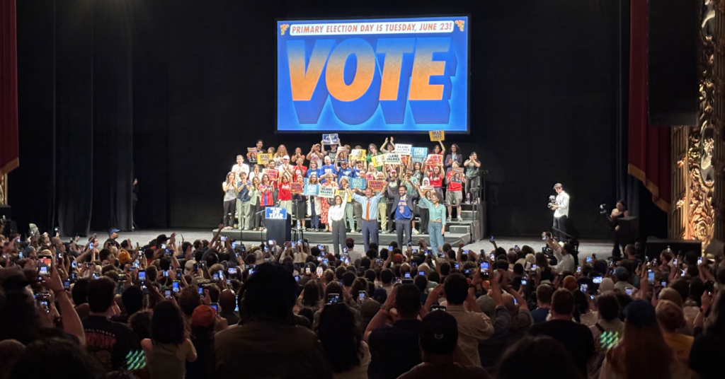 Manifestação com Bernie Sanders, Zohran Mamdani, Claire Valdez, Darializa Avila Chevalier e outros candidatos no Brooklyn